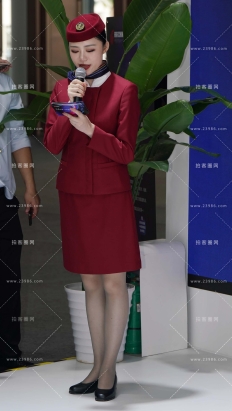 25CC-国航美女性感灰丝疯狂挑鞋后台近距拍似乎她发现了难得（完整版）