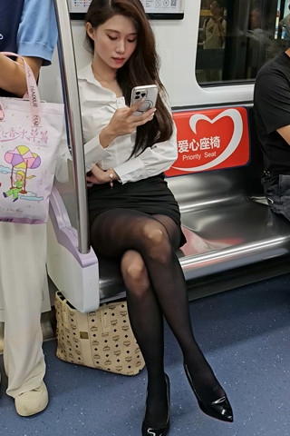 地铁上集-技术性拍摄地铁黑丝极品挑鞋脱鞋6