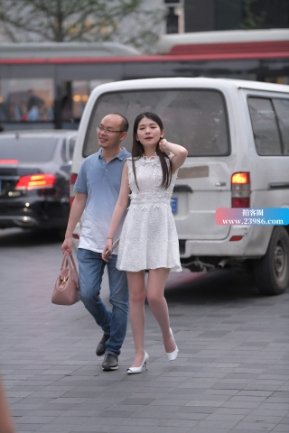 这哥们是怎么找到这么漂亮的女友的