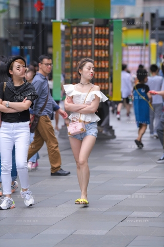 逛街的热裤小美女