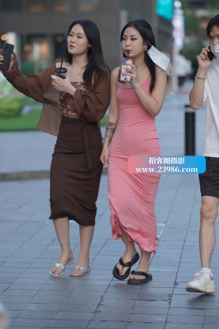 街拍粉色吊带裙美女闺蜜