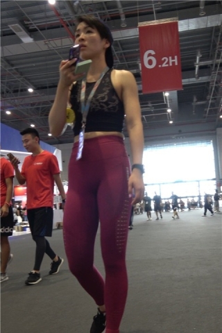 4K 极品紧身翘臀瑜伽裤性感美女（视频版）