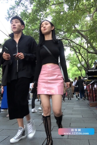 4K - 街拍粉色皮裙气质美女 [2.73 GB/MP4]（视频版）