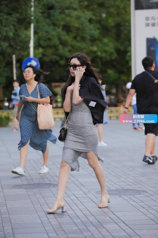 街拍灰色裙时尚女子