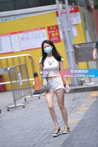 街拍白热裤小姐姐