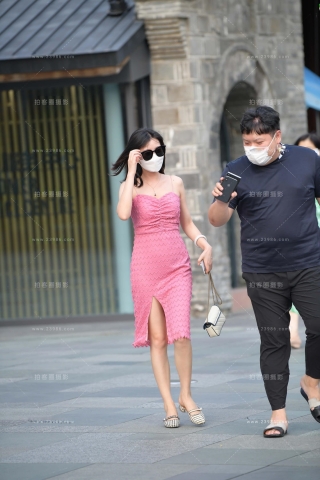 街拍戴墨镜的粉色裙小仙女