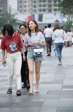 街拍甜美漂亮小姐姐