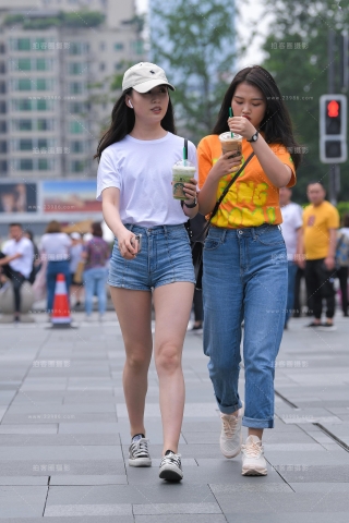 阳光热裤大白腿女孩