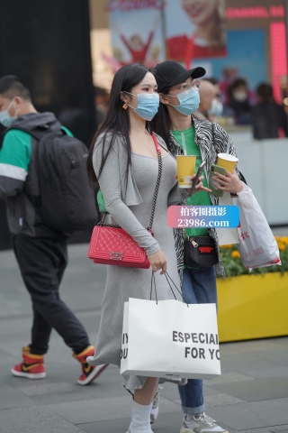 街拍灰色长裙微胖美眉