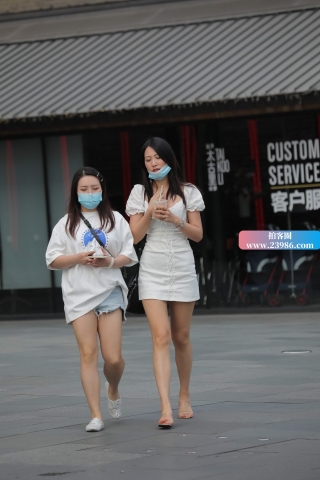街拍白短裙姐姐