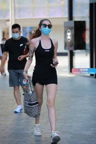 劲爆火辣身材的她