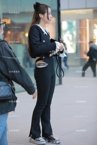 黑色紧身裤小姐姐