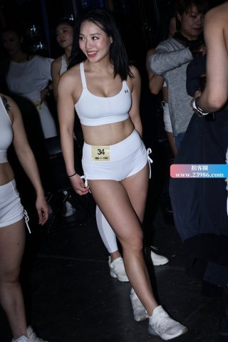 白色短衣短裤美眉