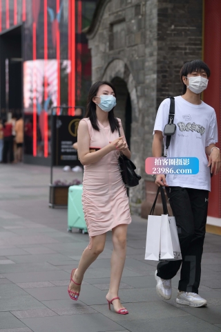 街拍但粉色群凉高跟美女