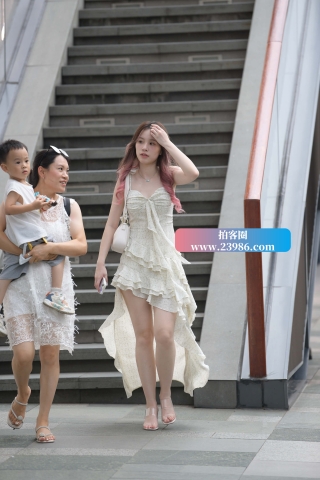 街拍美腿气质小姐姐