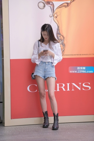 街拍白衬衫高腰热裤小姐姐