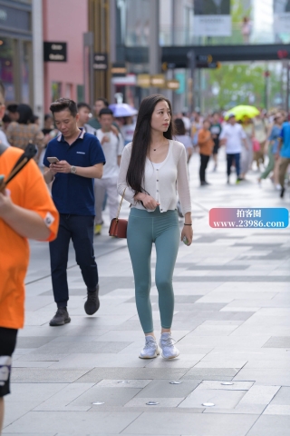 街拍苗条的瑜伽裤美女