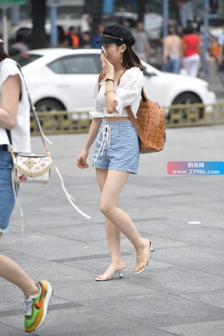 语音聊天的黑色帽子美眉