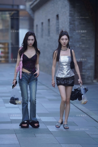 街拍牛仔裤美女跟闺蜜