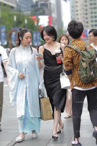 甜美耐看的短发女孩