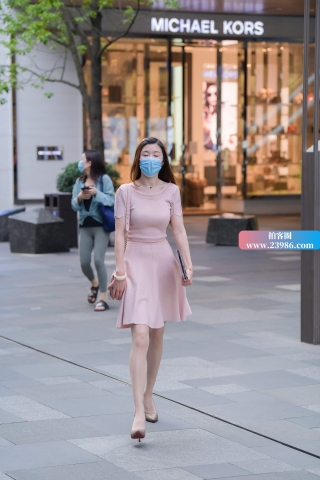 街拍粉色连衣裙肉丝姐姐