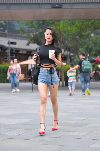 翘臀热裤高跟美女