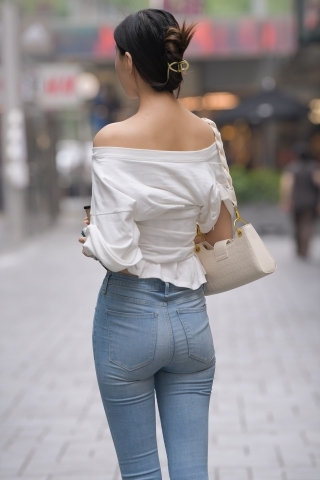 高挑的紧牛美女【原图+视频】