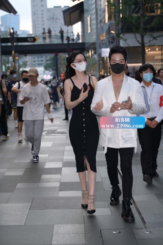 爱穿丝袜的荏萋