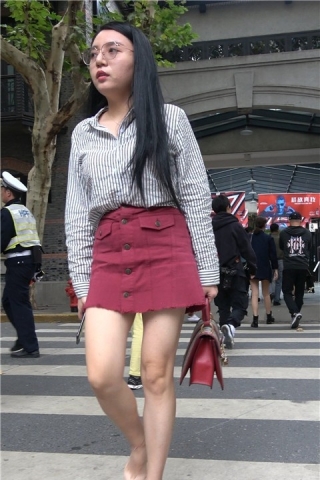 4K - 成熟韵味红裙米色高跟鞋美腿街拍美女 [1.11 GB]（视频版）