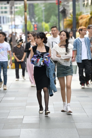 街拍黑丝黑裙美眉闺蜜