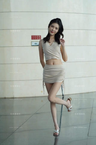 短裙苗条小姐姐