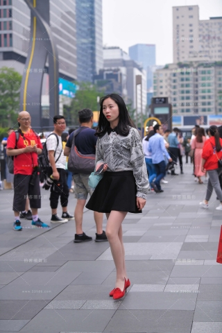 街拍红色高跟鞋美眉