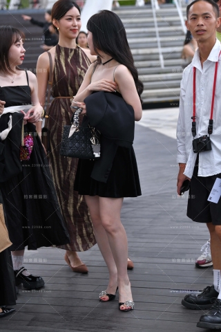 吊带裙白皙贵妇