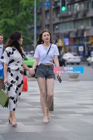 街拍白皙大长腿美眉