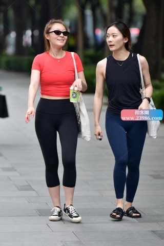 ★有说有笑两位瑜伽裤美女