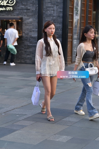 街拍美腿热牛美眉