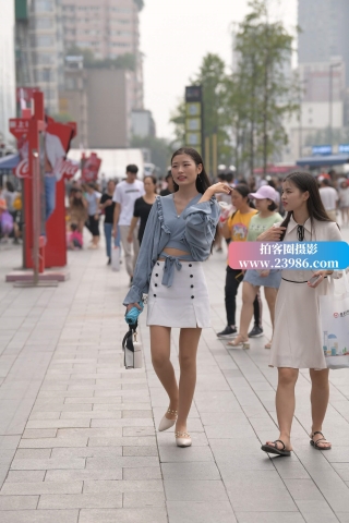 街拍白裙美眉