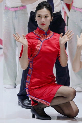 25KJ展会-川航老旗袍经典轻熟空姐黑丝眼前一直漏袜跟OMG（完整版）