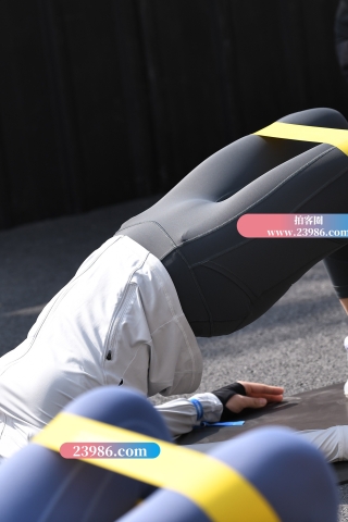 曼妙的体式精致的身材