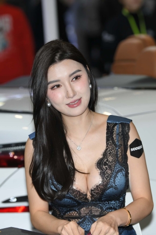 低胸性感长裙模特