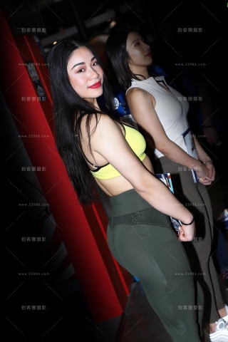 黄色抹胸墨绿色紧身裤