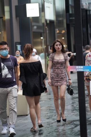 花色包臀裙街拍美女