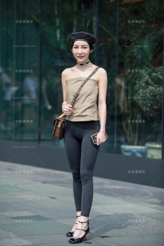 时尚性感黑色紧身裤美女