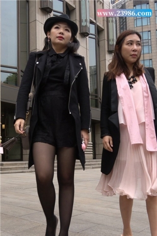 4K - 街拍成熟的黑丝女 [730 MB/MP4]（视频版）