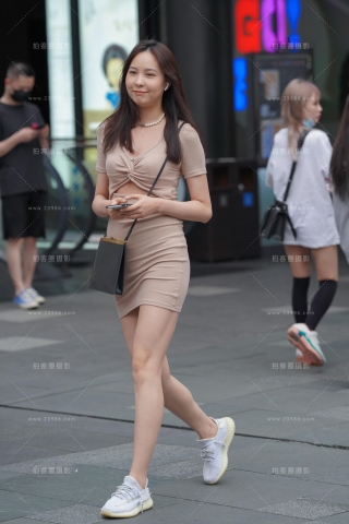 可笑容甜美可人