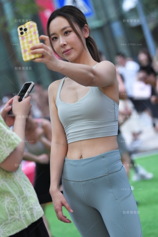 享受自拍的小姐姐