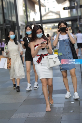 另一个版本的时尚抹胸白裙美女