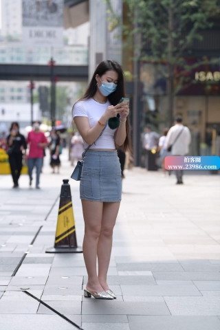 紧身牛仔短裙小妹