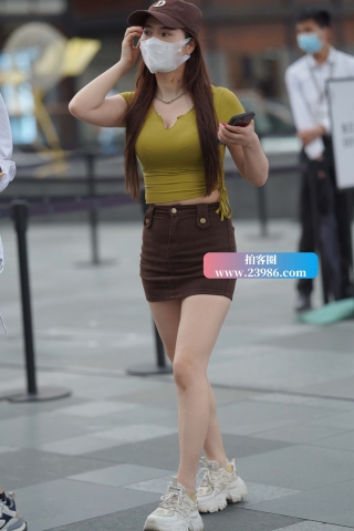 丰满的棕色短裙女友~