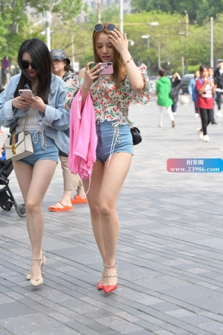 超级大长腿热牛美眉